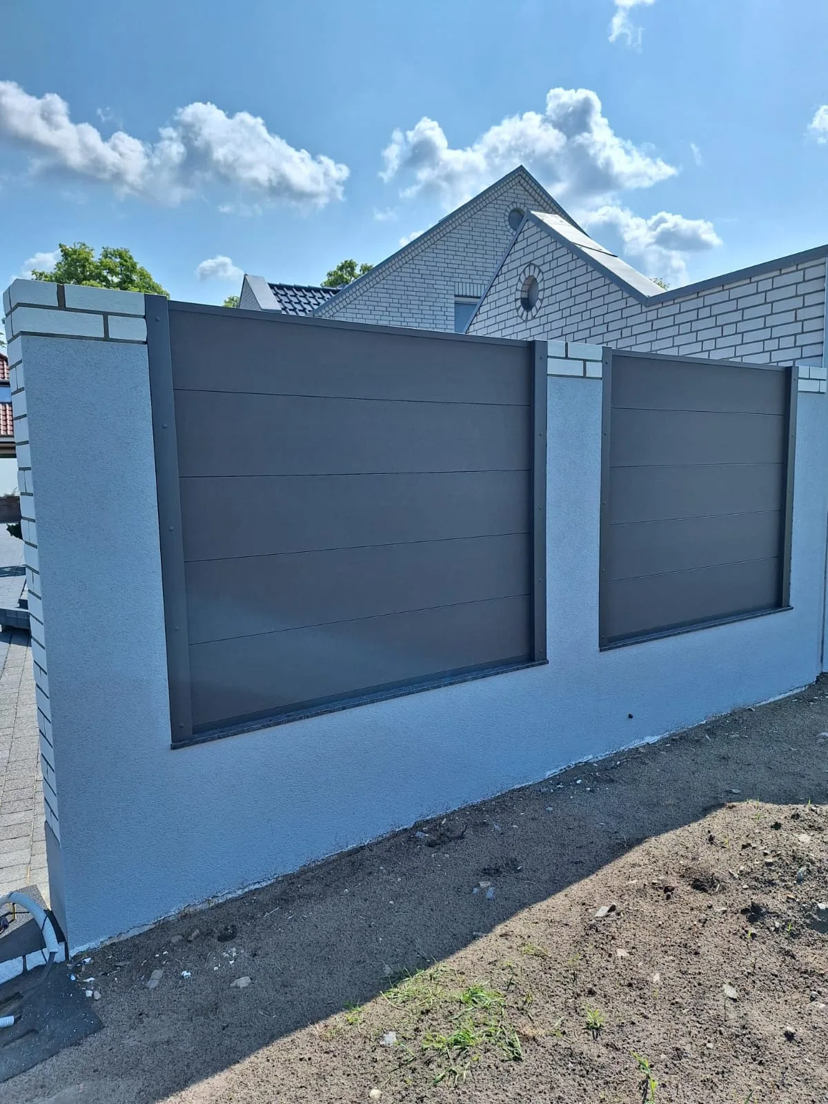 Moderner Carport mit blauer Fassade