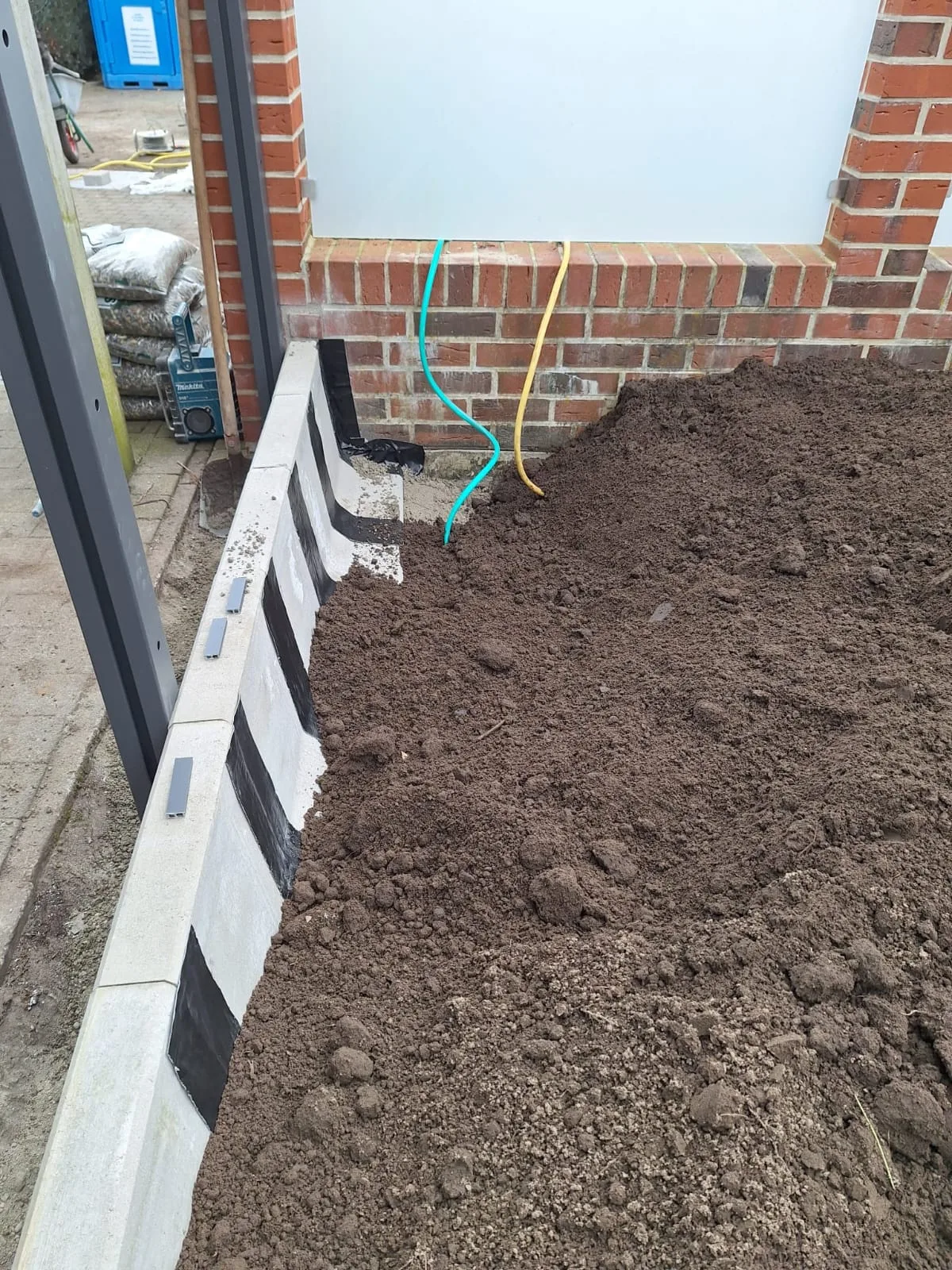 Erdarbeiten mit einer vorbereiteten Baugrube und Erdmaterialien
