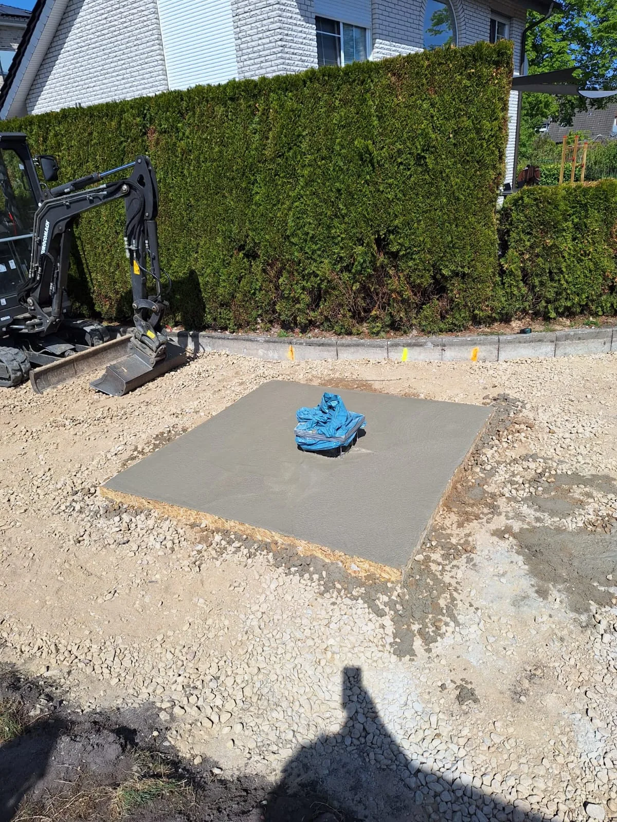 Fertiggestellter Estrich auf einer Baustelle, bereit für weitere Bauarbeiten