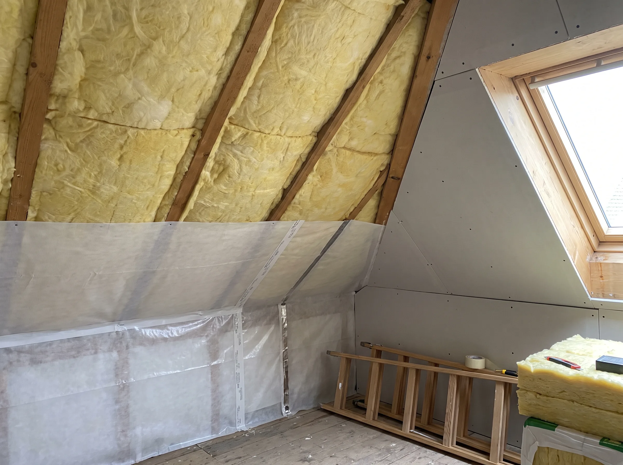 Innenansicht eines ausgebauten Dachraums mit Wärmedämmung und Dachfenster