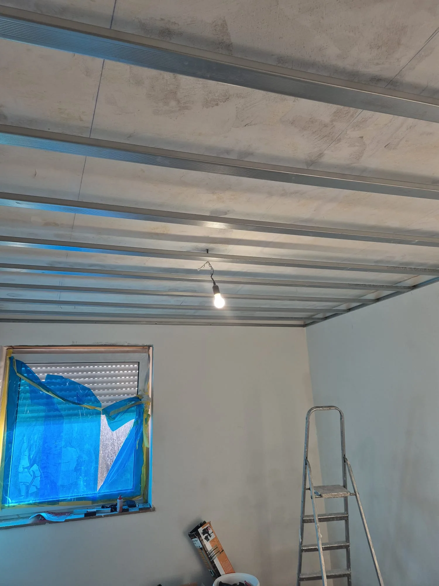 Decke mit Trockenbauüberkopf und provisorischer Beleuchtung