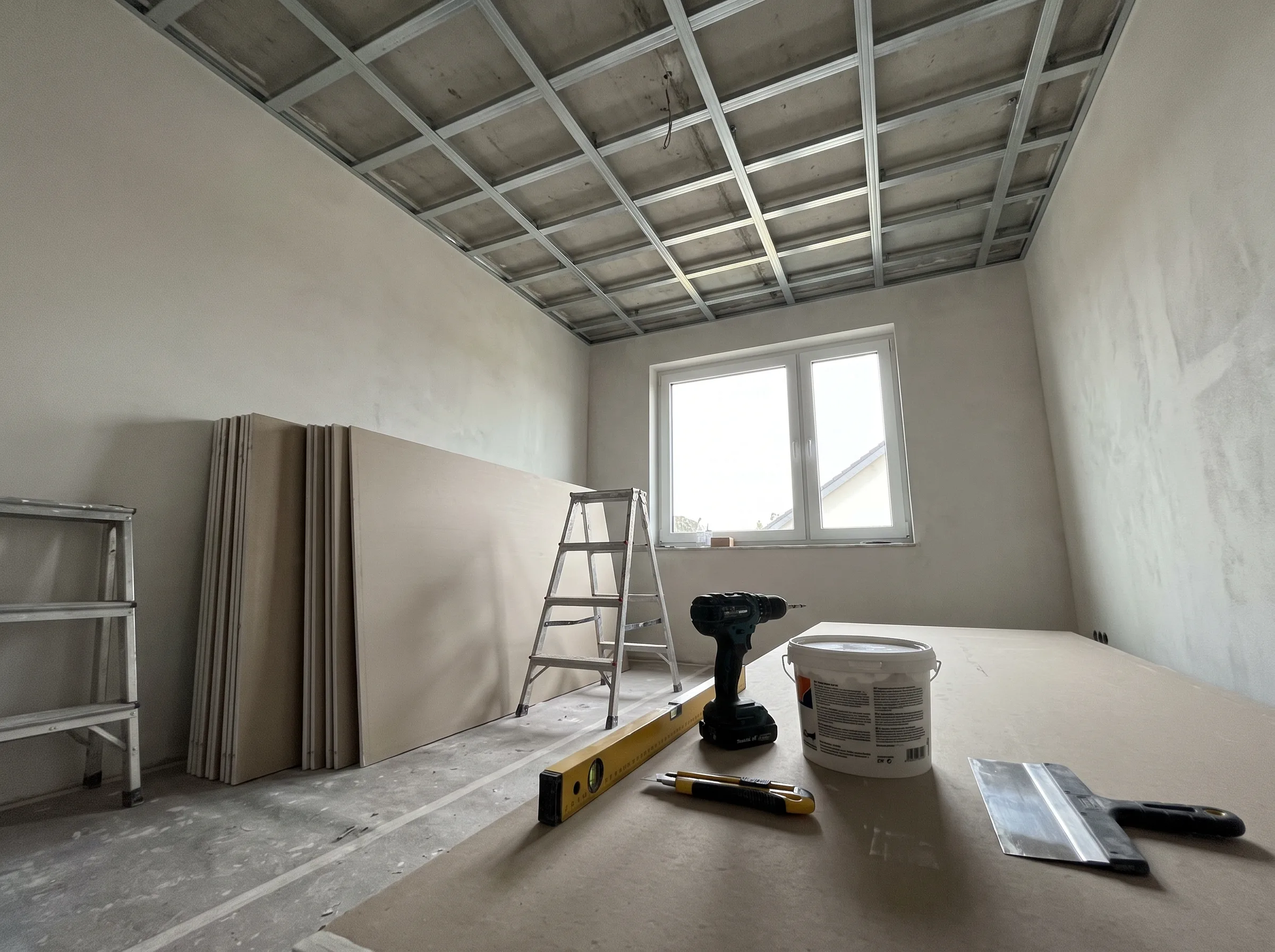 Innenansicht eines Raumes während der Trockenbauarbeiten mit Materialien und Werkzeugen