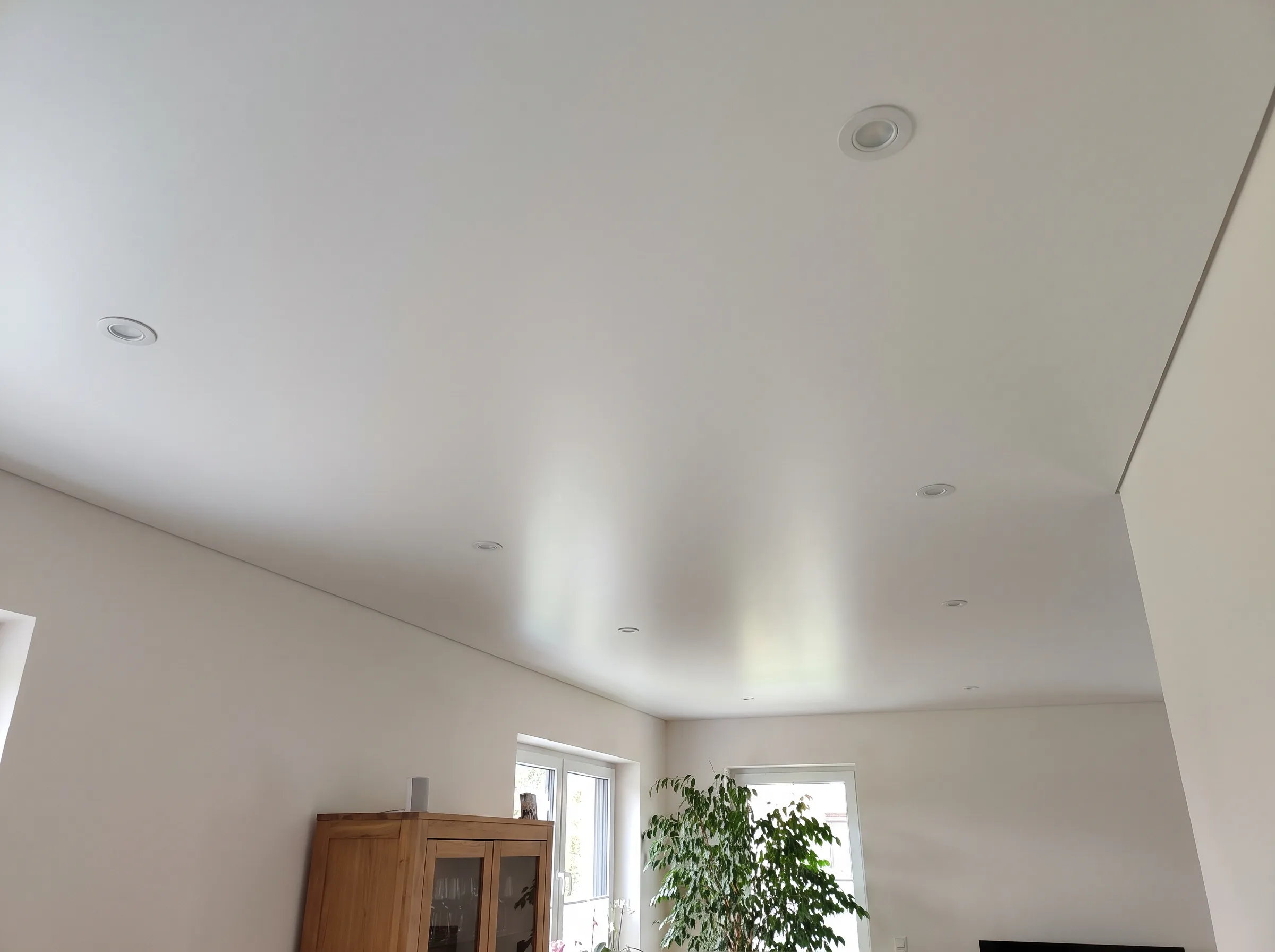 Deckenverkleidung mit LED-Spots in modernem, hellem Raum