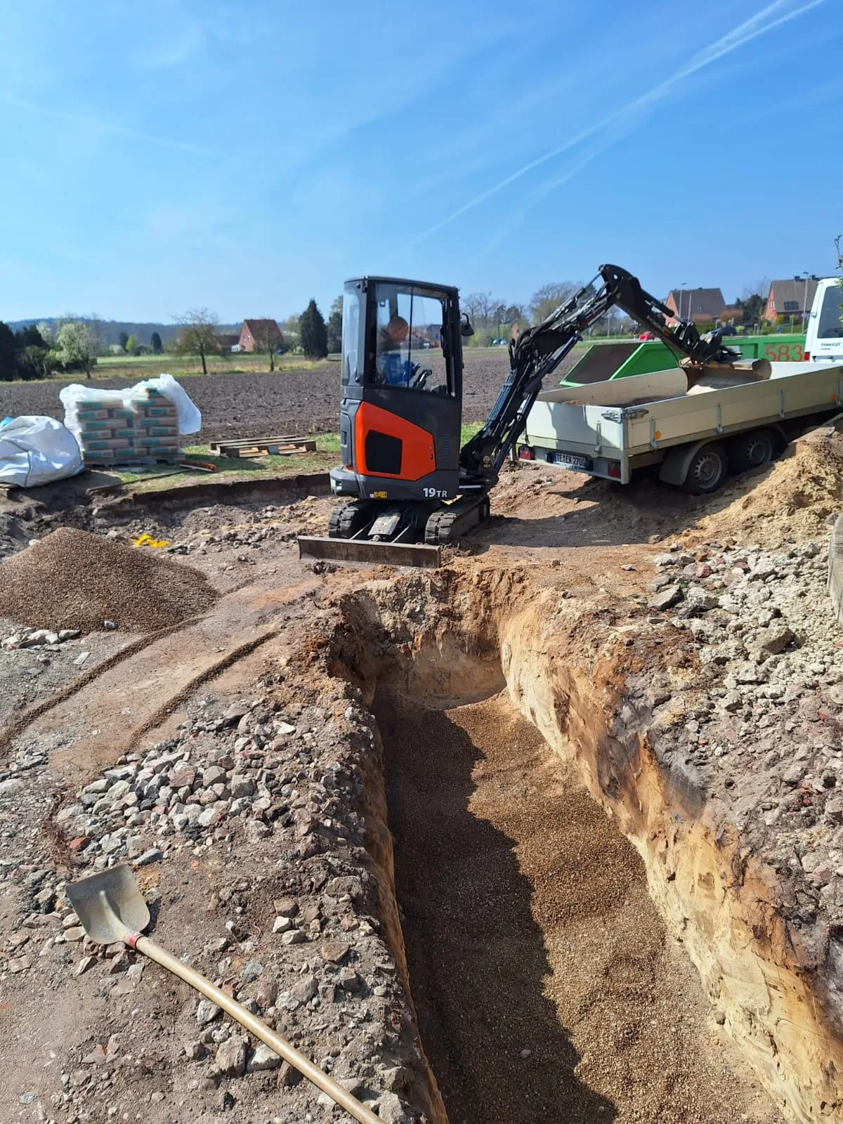 Baggerarbeiten mit einem kleinen Bagger auf einer Baustelle zur Erdarbeiten