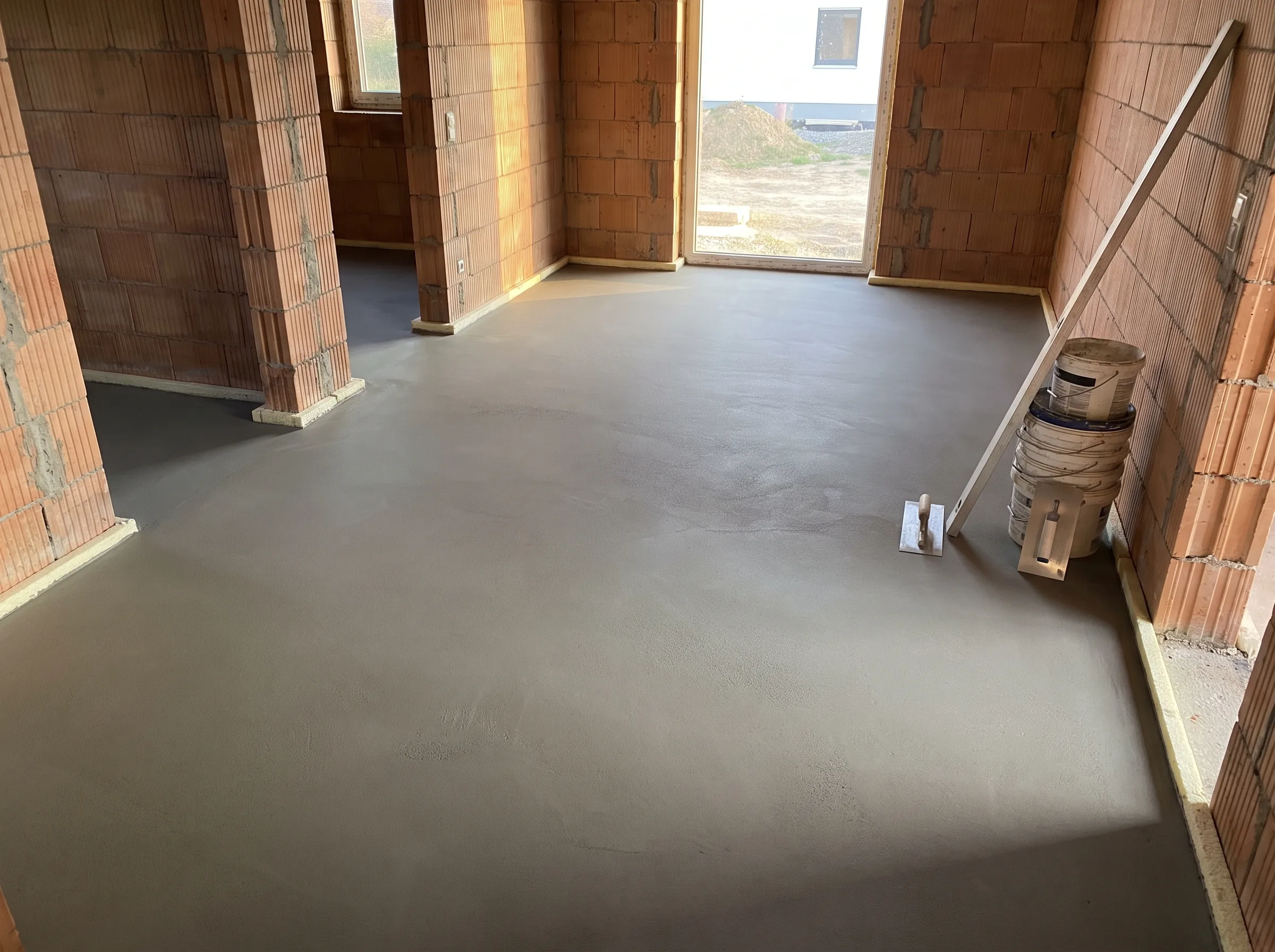 Estricharbeiten in einem neu gebauten Raum mit glattem Boden