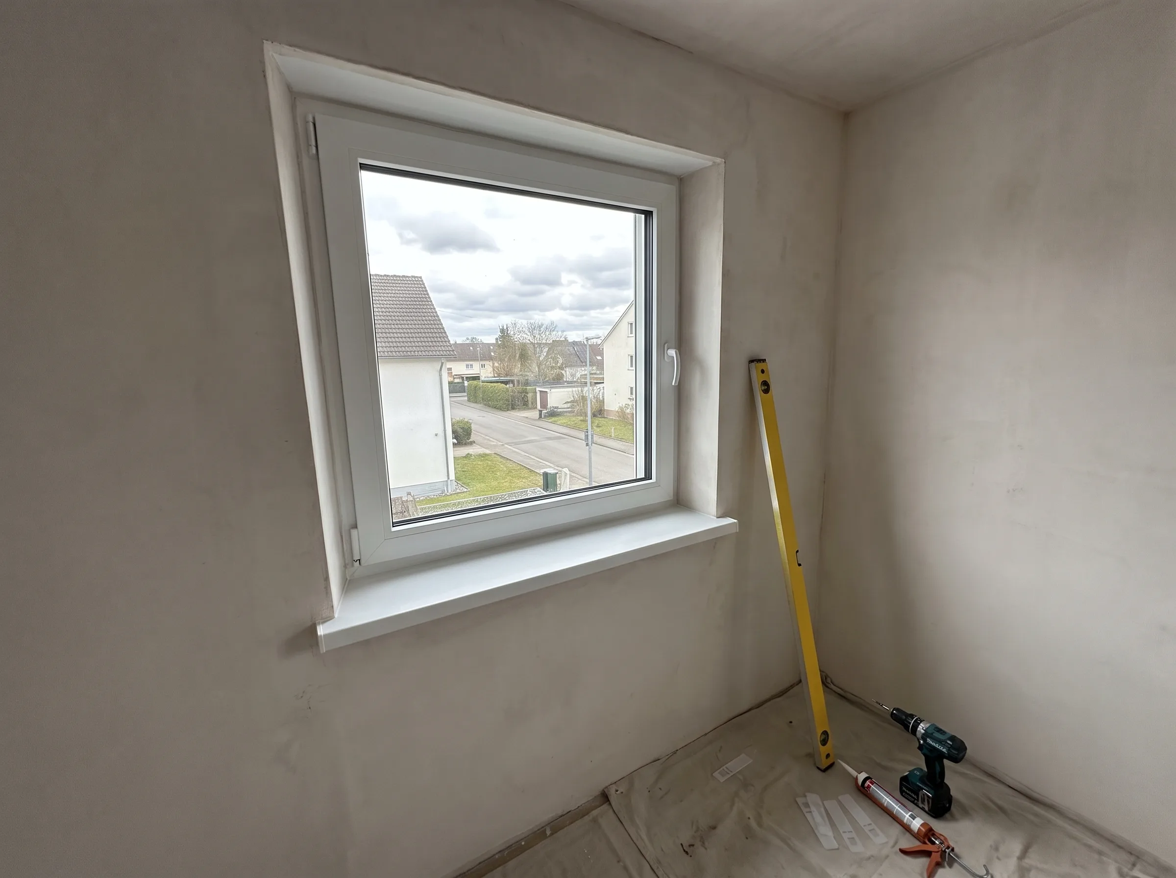 Fensterinstallation in einem frisch renovierten Raum mit Werkzeugen