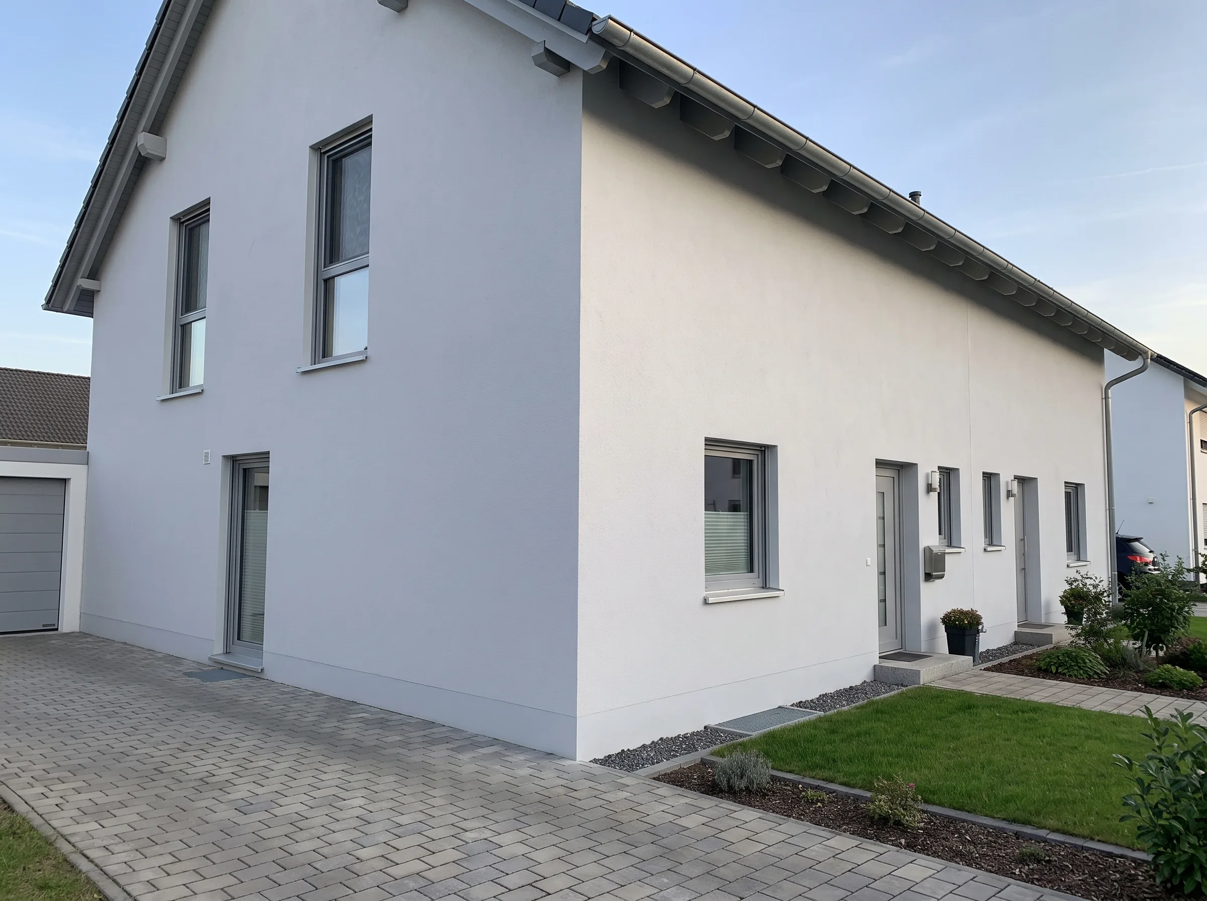 Neubau mit Fassadenverkleidung und schicker Gartenlandschaft